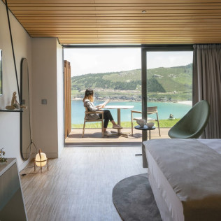 Escapada con Desayuno y Comida o Cena para dos personas en Parador Costa da Morte (Muxía, A Coruña)