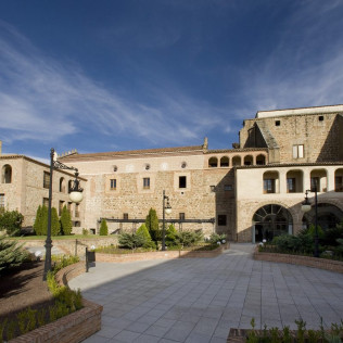 Escapada con Desayuno y Comida o Cena para dos personas en Parador de Plasencia (Cáceres)