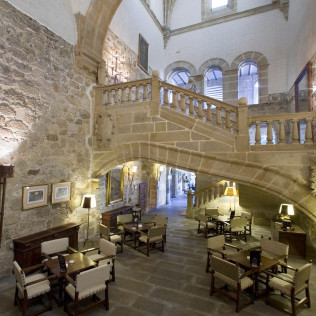 Escapada con Desayuno y Comida o Cena para dos personas en Parador de Plasencia (Cáceres)