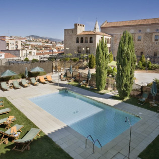 Escapada con Desayuno y Comida o Cena para dos personas en Parador de Plasencia (Cáceres)