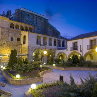 Escapada con Desayuno y Comida o Cena para dos personas en Parador de Plasencia (Cáceres)