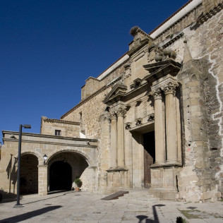 Escapada con Desayuno y Comida o Cena para dos personas en Parador de Plasencia (Cáceres)