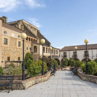 Mesa para dos: Comida o Cena para dos personas en Parador de Plasencia (Cáceres)