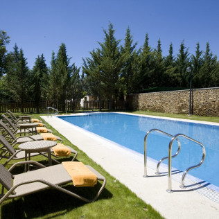 Escapada con Desayuno y Comida o Cena para dos personas en Parador de Puebla de Sanabria (Zamora)