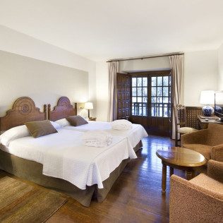 Escapada con Desayuno y Comida o Cena para dos personas en Parador de Santillana del Mar (Cantabria)