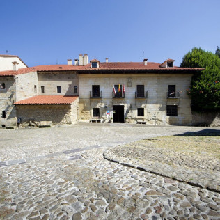 Escapada con Desayuno y Comida o Cena para dos personas en Parador de Santillana Gil Blas (Cantabria)