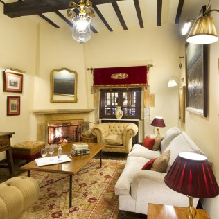 Escapada con Desayuno y Comida o Cena para dos personas en Parador de Santillana Gil Blas (Cantabria)