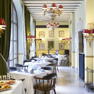 Escapada con Desayuno y Comida o Cena para dos personas en Parador de Santillana Gil Blas (Cantabria)