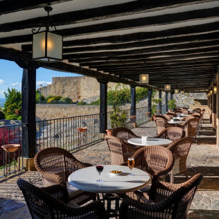Escapada con Desayuno y Comida o Cena para dos personas en Parador de Sos del Rey Católico (Zaragoza)