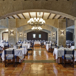 Escapada con Desayuno y Comida o Cena para dos personas en Parador de Sos del Rey Católico (Zaragoza)