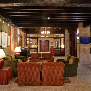 Escapada con Desayuno y Comida o Cena para dos personas en Parador de Sos del Rey Católico (Zaragoza)