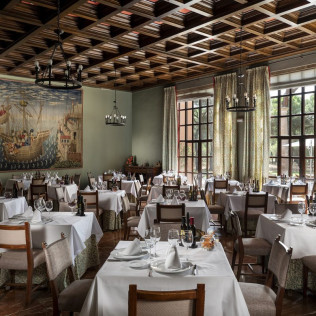 Escapada con Desayuno y Comida o Cena para dos personas en Parador de Tordesillas (Valladolid)