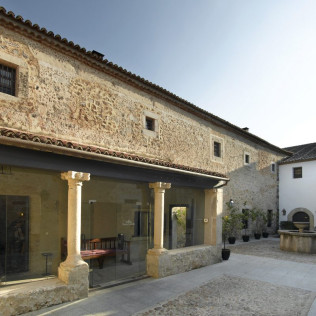Escapada con Desayuno y Comida o Cena para dos personas en Parador de Trujillo (Cáceres)