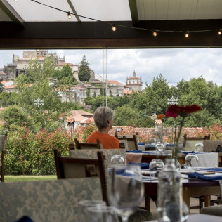 Escapada con Desayuno y Comida o Cena para dos personas en Parador de Tui (Pontevedra)
