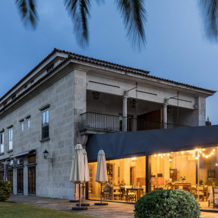 Escapada con Desayuno y Comida o Cena para dos personas en Parador de Tui (Pontevedra)
