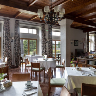 Escapada con Desayuno y Comida o Cena para dos personas en Parador de Tui (Pontevedra)