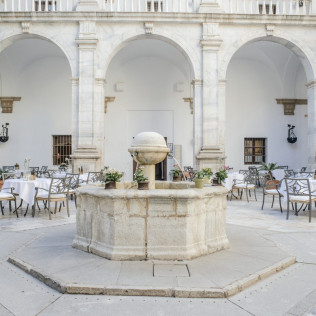 Escapada con Desayuno y Comida o Cena para dos personas en Parador de Zafra (Badajoz)