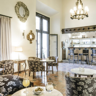 Escapada con Desayuno y Comida o Cena para dos personas en Parador de Zafra (Badajoz)