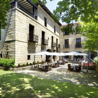 Mesa para dos: Comida o Cena para dos personas en Parador de Santillana Gil Blas (Cantabria)