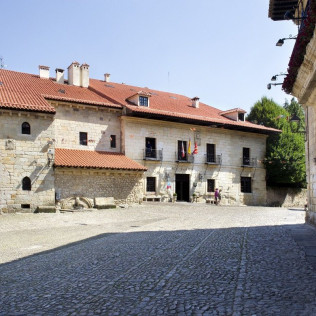 Mesa para dos: Comida o Cena para dos personas en Parador de Santillana Gil Blas (Cantabria)