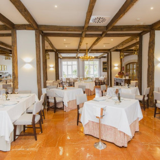Mesa para dos: Comida o Cena para dos personas en Parador de Ribadeo (Lugo)