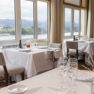 Mesa para dos: Comida o Cena para dos personas en Parador de Ribadeo (Lugo)