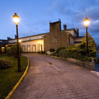 Mesa para dos: Comida o Cena para dos personas en Parador de Ribadeo (Lugo)