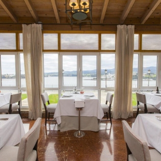Mesa para dos: Comida o Cena para dos personas en Parador de Ribadeo (Lugo)