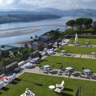 Mesa para dos: Comida o Cena para dos personas en Parador de Ribadeo (Lugo)
