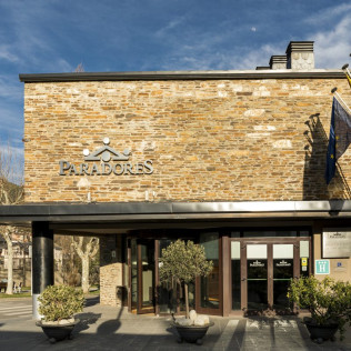 Escapada con Desayuno y Comida o Cena para dos personas en Parador de La Seu d'Urgell (Lleida)