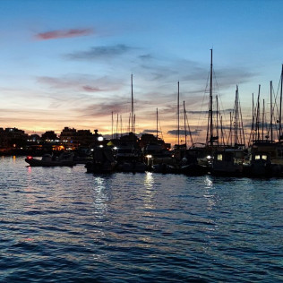 Paseo Romántico en Barco con Copa de Cava, Fotos y Vídeos para dos (La Caleta de Adeje, Tenerife)