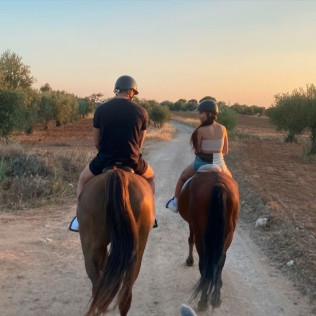 Paseo a Caballo y Visita a Bodega Vinícola de Arganda con Degustación de Vinos y Maridaje para dos (Madrid)