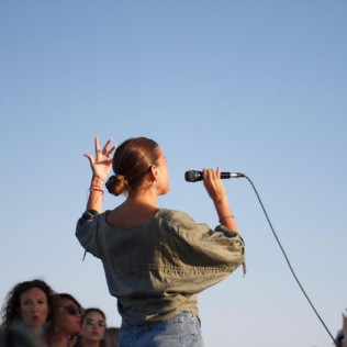 Paseo en Catamarán al Atardecer con Música en Vivo (Barcelona)
