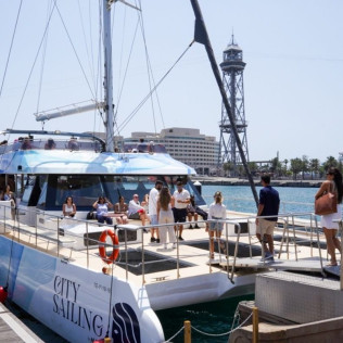 Paseo en Catamarán al Atardecer con Música en Vivo (Barcelona)