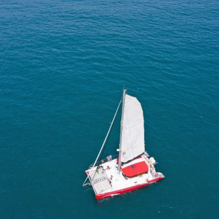 Paseo en Catamarán con Tapa y Bebida por la Costa de Barcelona (Barcelona)
