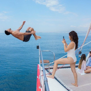 Paseo en Catamarán con Tapa y Bebida por la Costa de Barcelona (Barcelona)