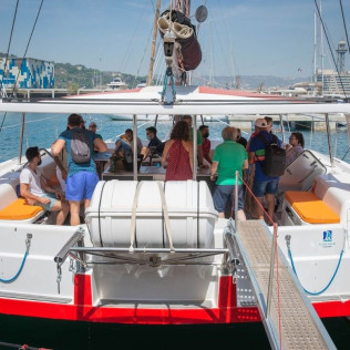 Paseo en Catamarán con Tapa y Bebida por la Costa de Barcelona (Barcelona)