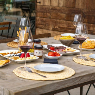 Paseo Guiado con Cata de Vinos y Comida para dos en Clos de Basella (Siurana, Girona)