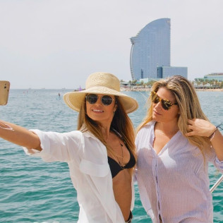 Paseo en Velero Privado con Barra Libre y Aperitivos (Barcelona)