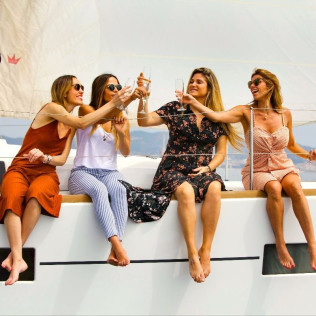 Paseo en Velero Privado con Barra Libre y Aperitivos (Barcelona)