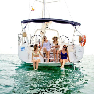 Paseo en Velero Privado con Barra Libre y Aperitivos (Barcelona)