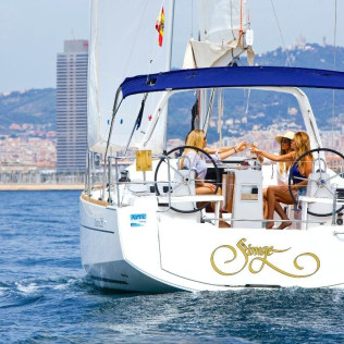 Paseo en Velero Privado con Barra Libre y Aperitivos (Barcelona)