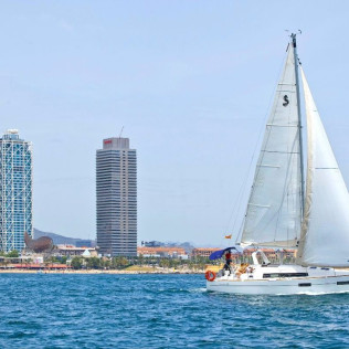 Paseo en Velero Privado con Barra Libre y Aperitivos (Barcelona)