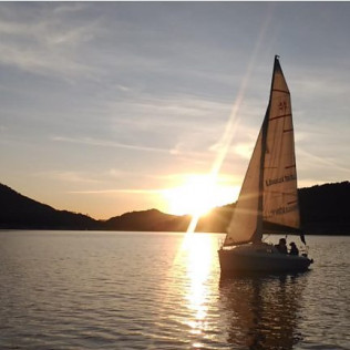 Paseo en Velero en Exclusiva para dos (El Burguillo, Ávila)