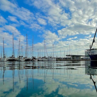 Paseo en Velero Privado con Paddle Surf, Snorkel, Bebidas y Aperitivo para dos (Badalona, Barcelona)