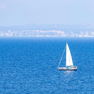 Paseo en Velero por la Costa de Barcelona (Barcelona)