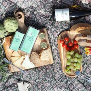Cata Pícnic Tradición: Cata de AOVE y Vinos con Pícnic en los Jardines de Molino del Arco para dos (Ronda, Málaga)