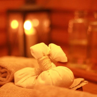 Masaje Royal Thai o Pijat Balinés con Masaje Craneofacial Hot Pindas en Jamu Rituals Spa & Massage (Barcelona)