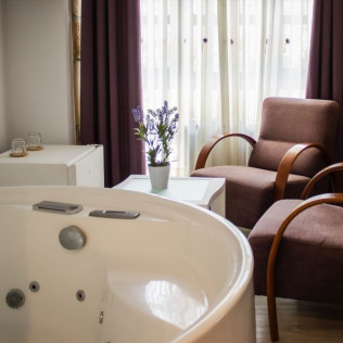 Escapada en Habitación Doble con Jacuzzi Integrado y Desayuno en Posada La Leyenda (Cantabria)