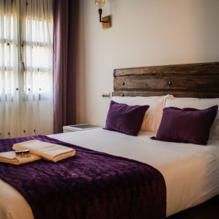 Escapada en Habitación Doble con Jacuzzi Integrado y Desayuno en Posada La Leyenda (Cantabria)